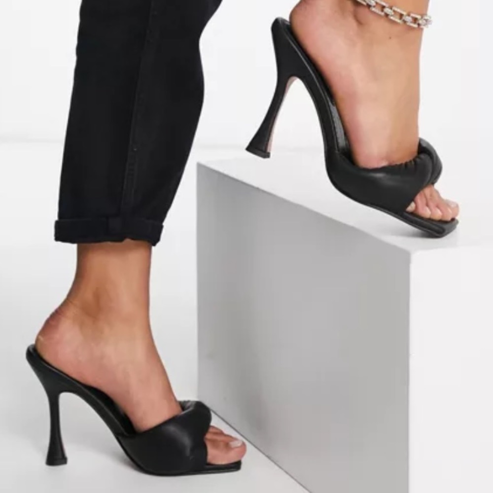 Brand new never wear very comfortable when trying them on